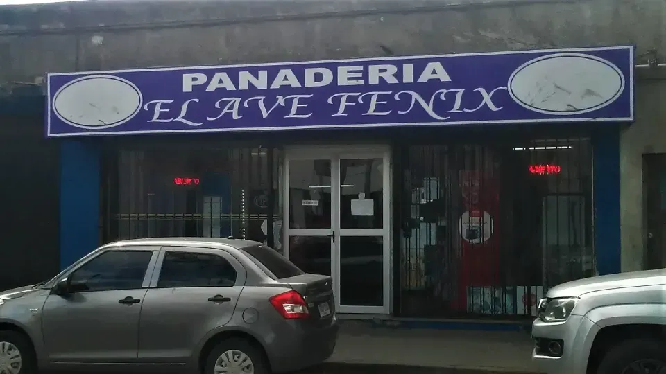 Frente de Panadería el AVE Fenix