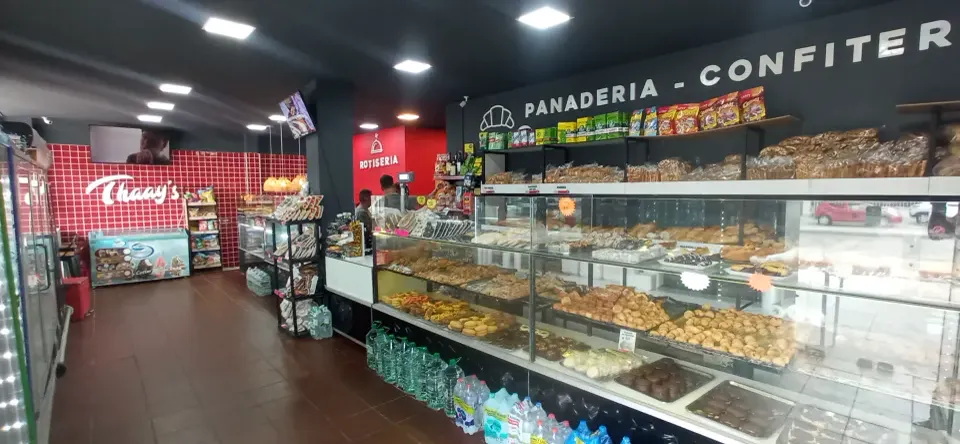 Frente de Panaderia y confiteria thaays