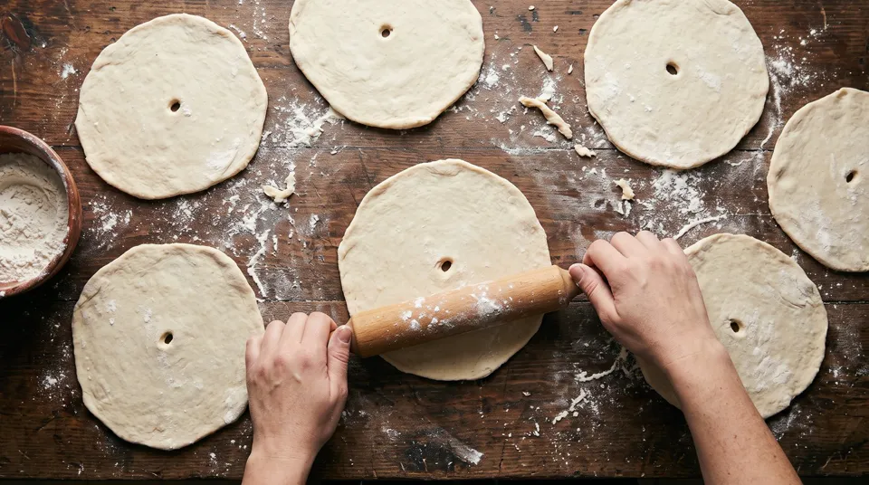 Discos de masa de tortas fritas estirados y pinchados al centro